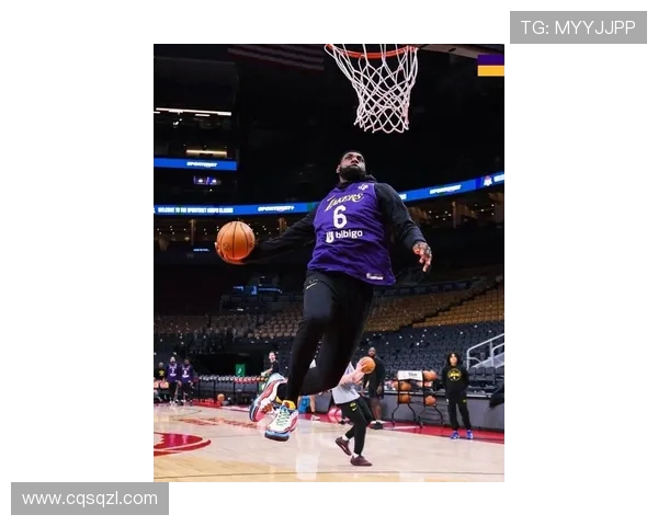 詹姆斯领衔湖人新赛季备战 全队训练热身状态火热展现雄心